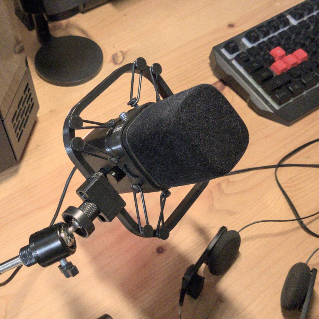 Fifine AM8 в пауке